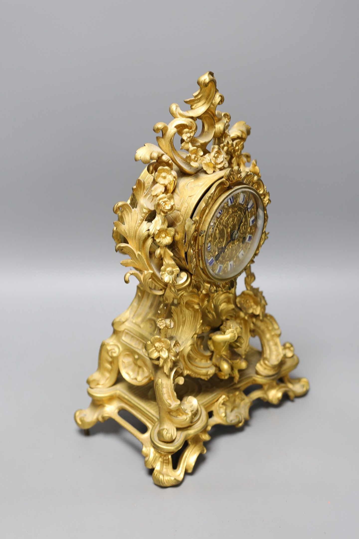 A Louis XV style ormolu mantel clock, 34.5cm